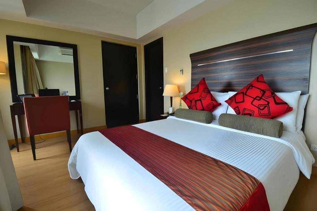 Lancaster Hotel Mandaluyong Exterior foto