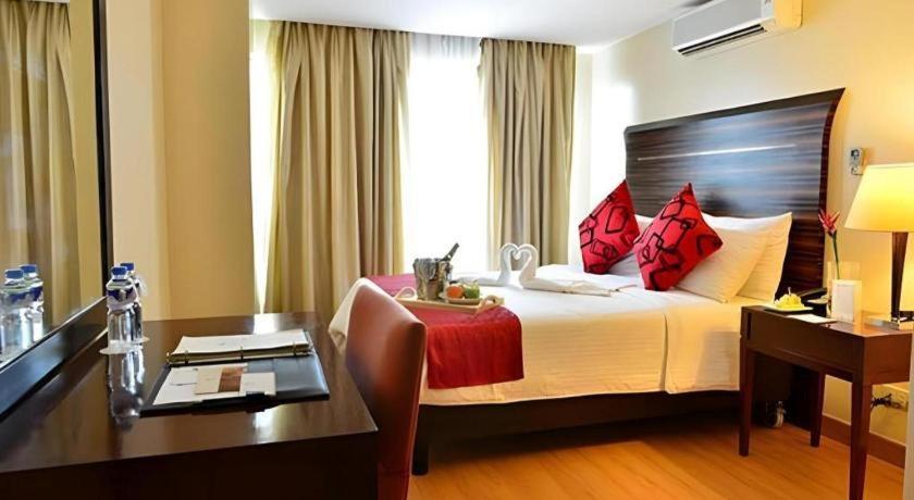 Lancaster Hotel Mandaluyong Exterior foto